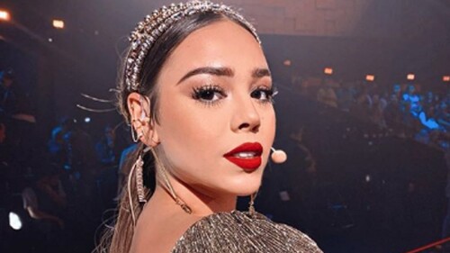 Danna Paola toma mezcal antes de su show