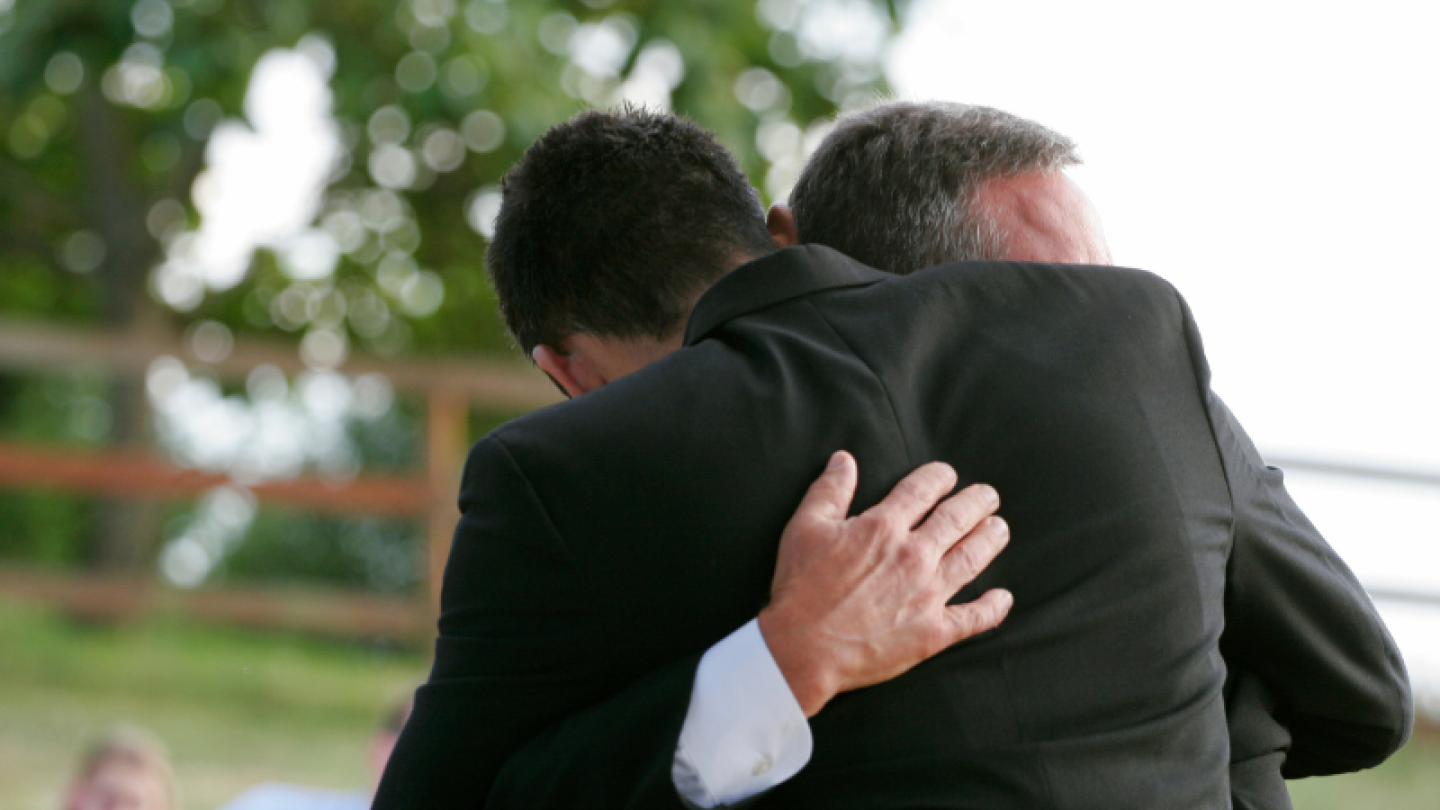 Abrazo padre e hijo.png