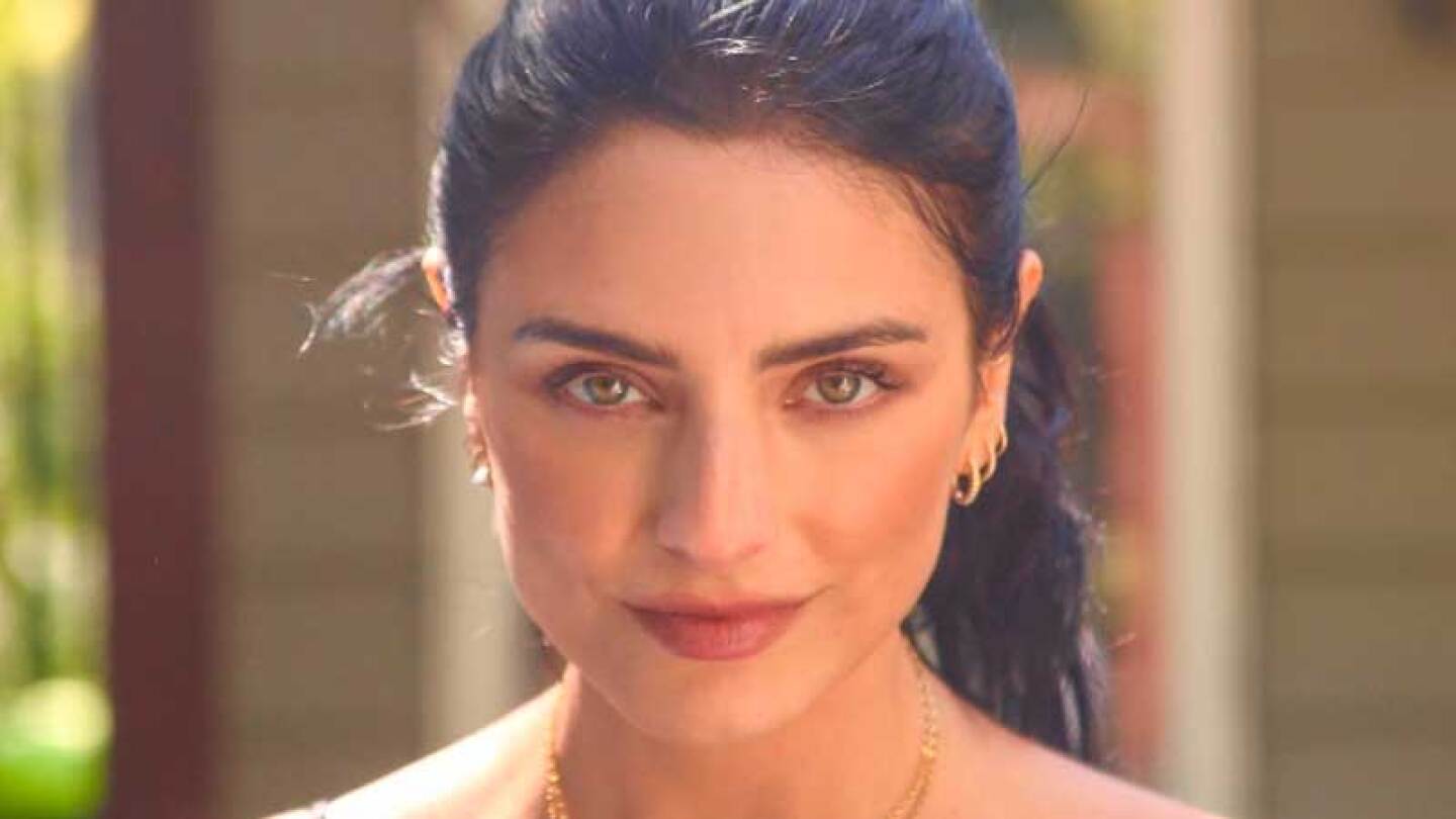 Aislinn Derbez le declara su amor a famoso actor de Hollywood ¡y lo sonroja!