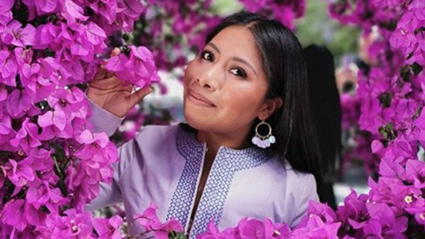 Yalitza Aparicio aparece sentada en las piernas de un misterioso joven.