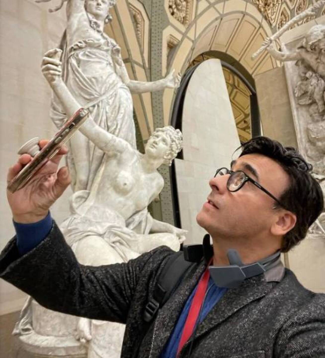 Adalberto Javier Ramones Martínez (Monterrey, Nuevo León nació el 3 de diciembre de 1961), conocido por su nombre artístico Adal Ramones.