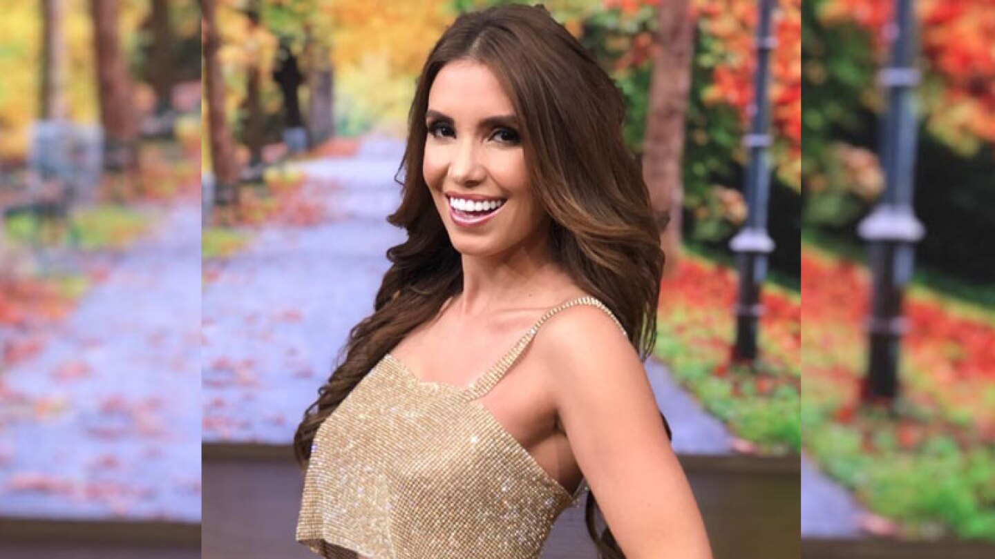 La guapa cantante lució espectacular con su sexy atuendo.