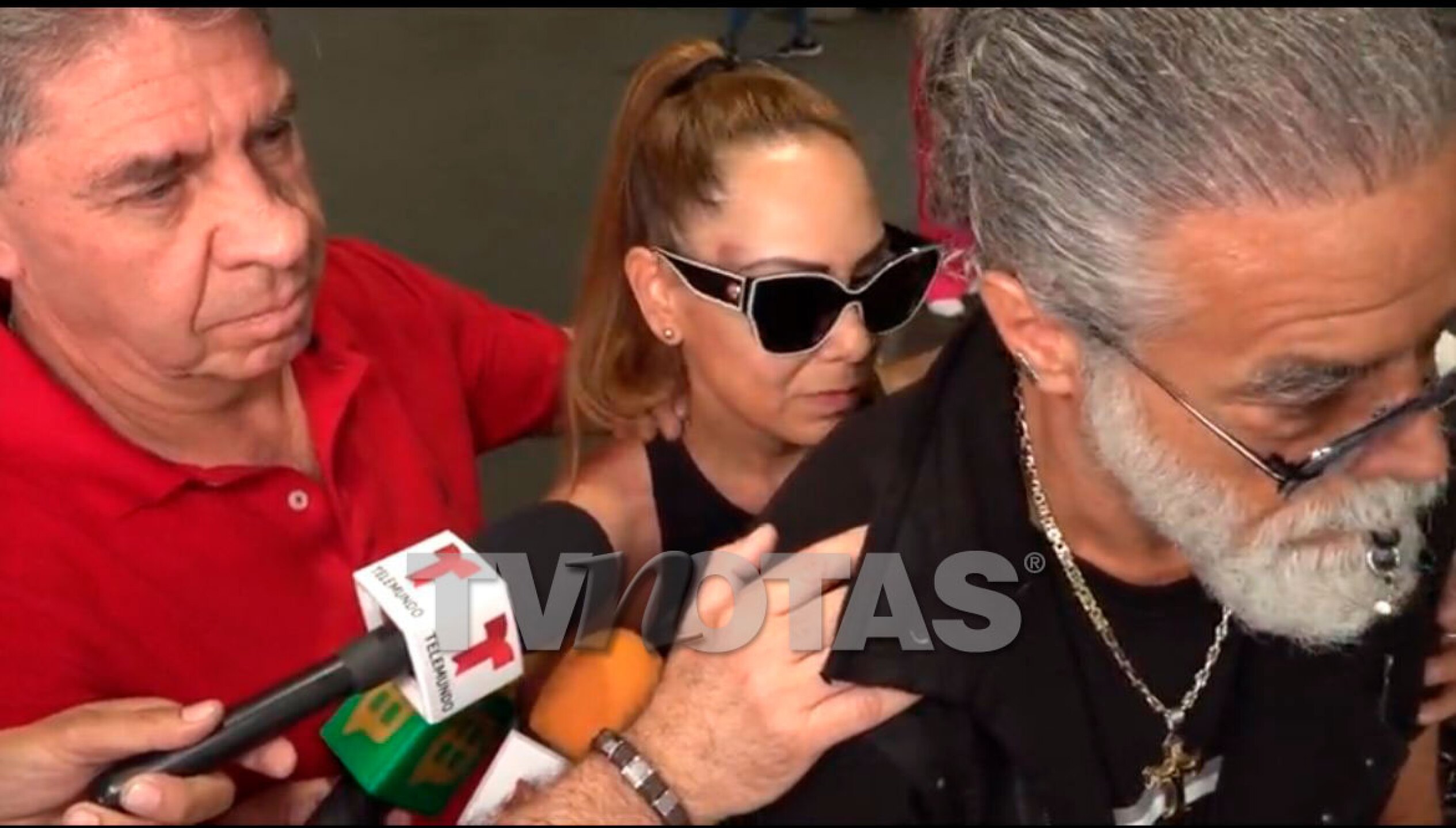 Novia de Nicandro Díaz llegando al aeropuerto después de la tragedia