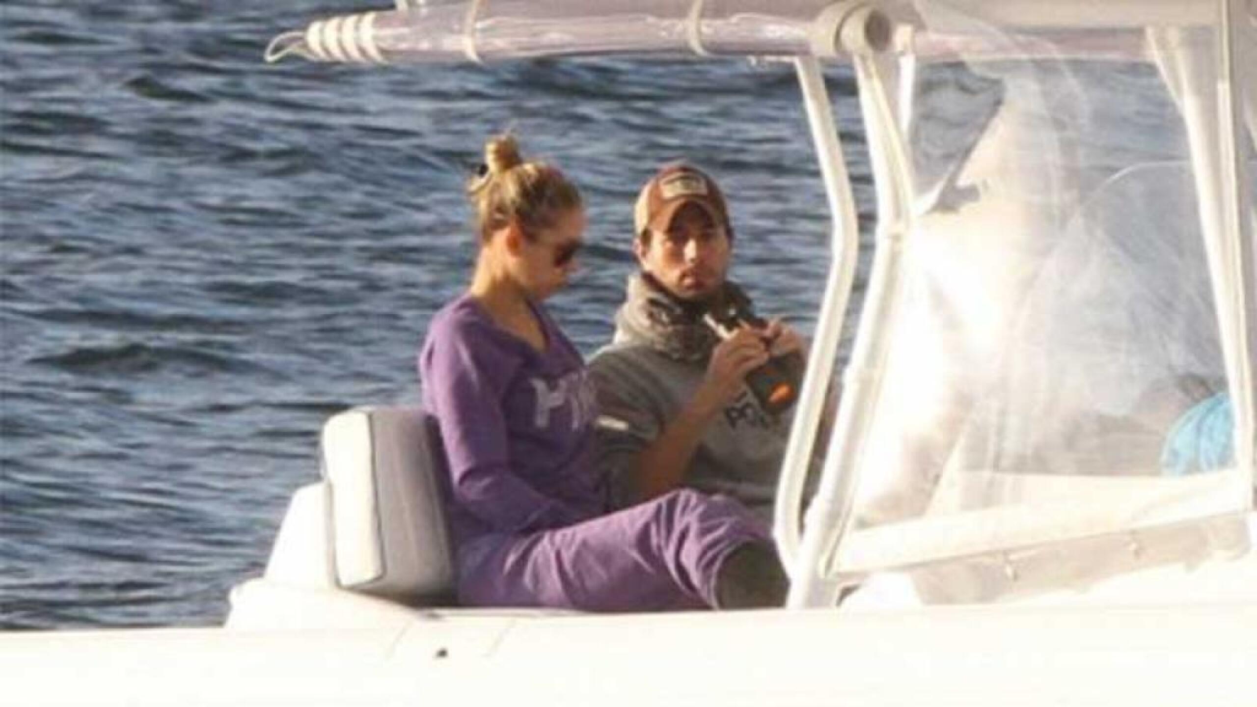 Enrique Iglesias y Anna Kournikova fueron captados paseando.