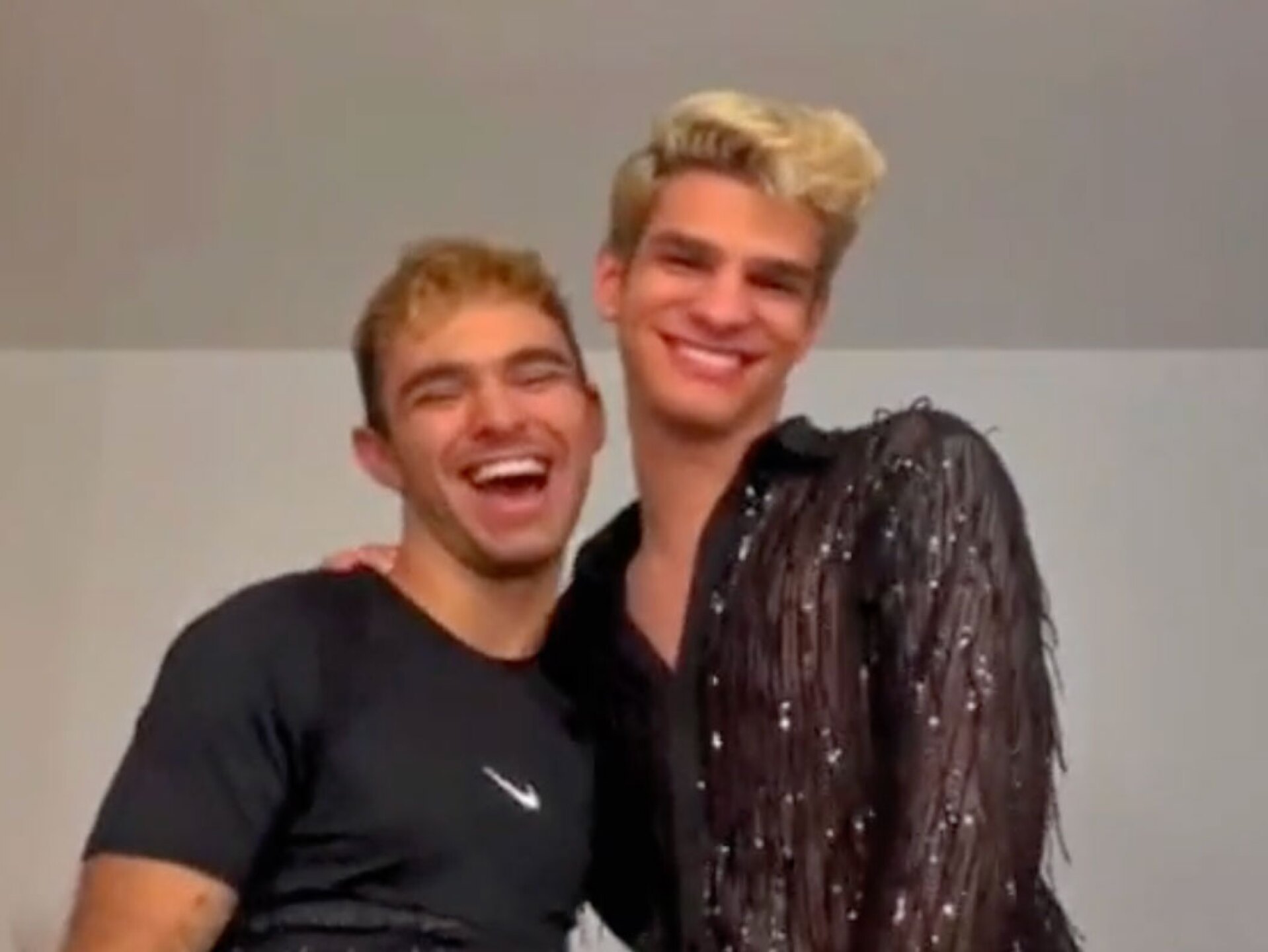 Joaquín Bondoni y Nelson Carreras juntos beso romance