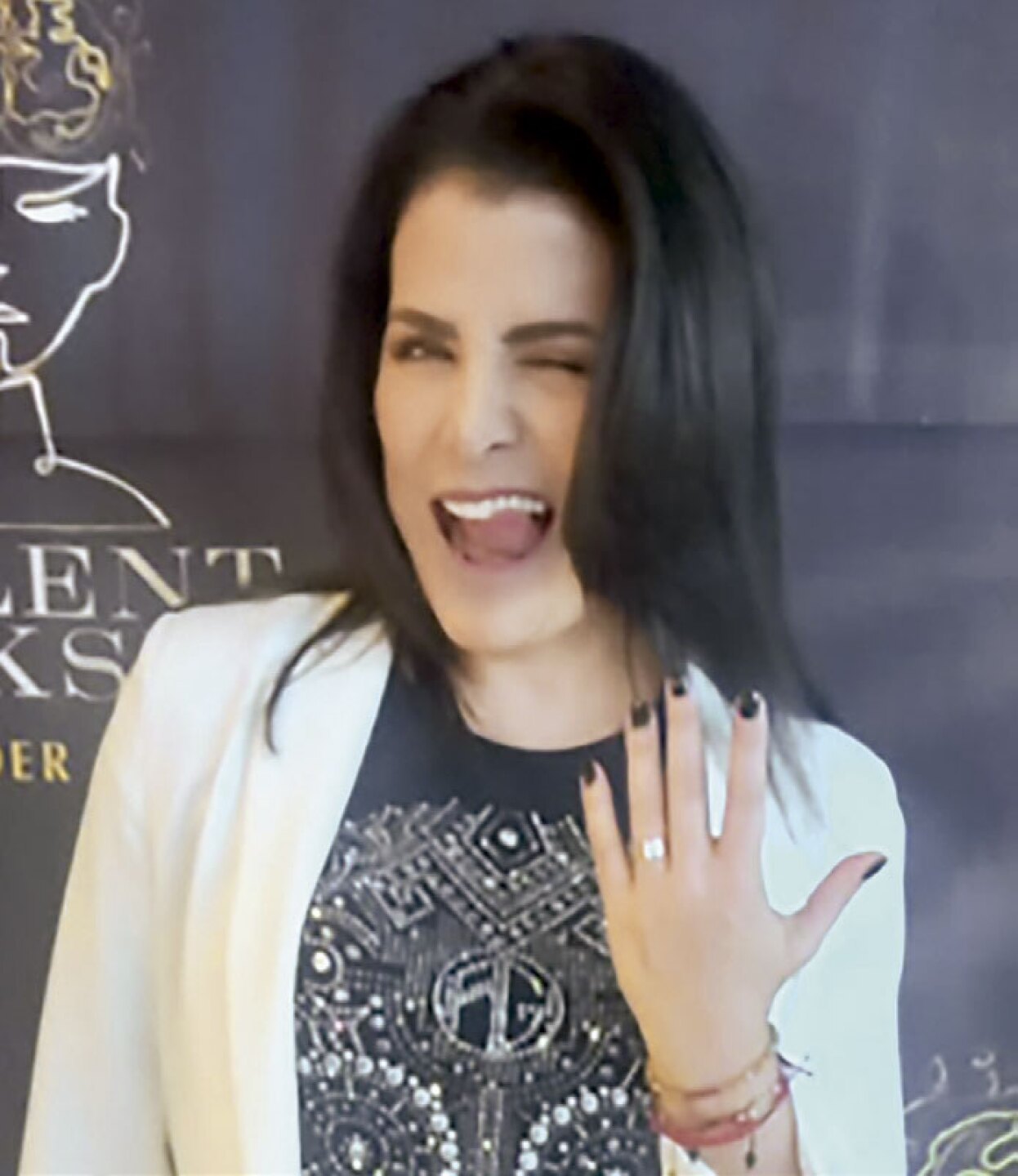 Lisset y su anillo de promesa con Ramón Valdez