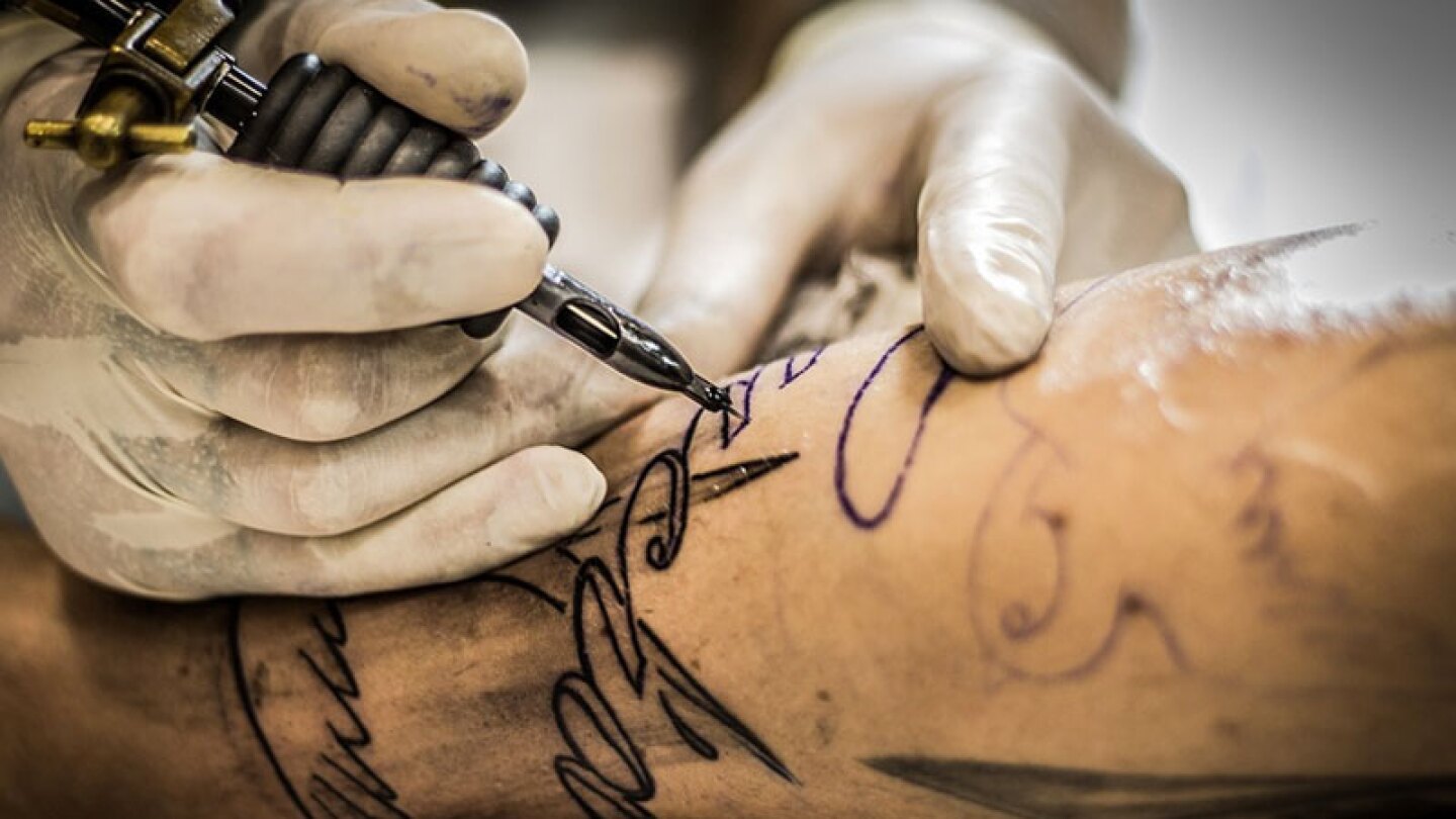 Famosa es blanco de burlas, presume su tatuaje y fans descubren terrible error