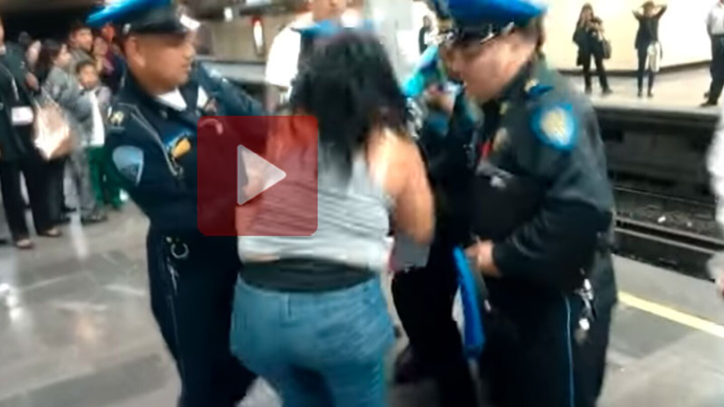 Vagonera se agarra a golpes en Metro Chilpancingo con policía.