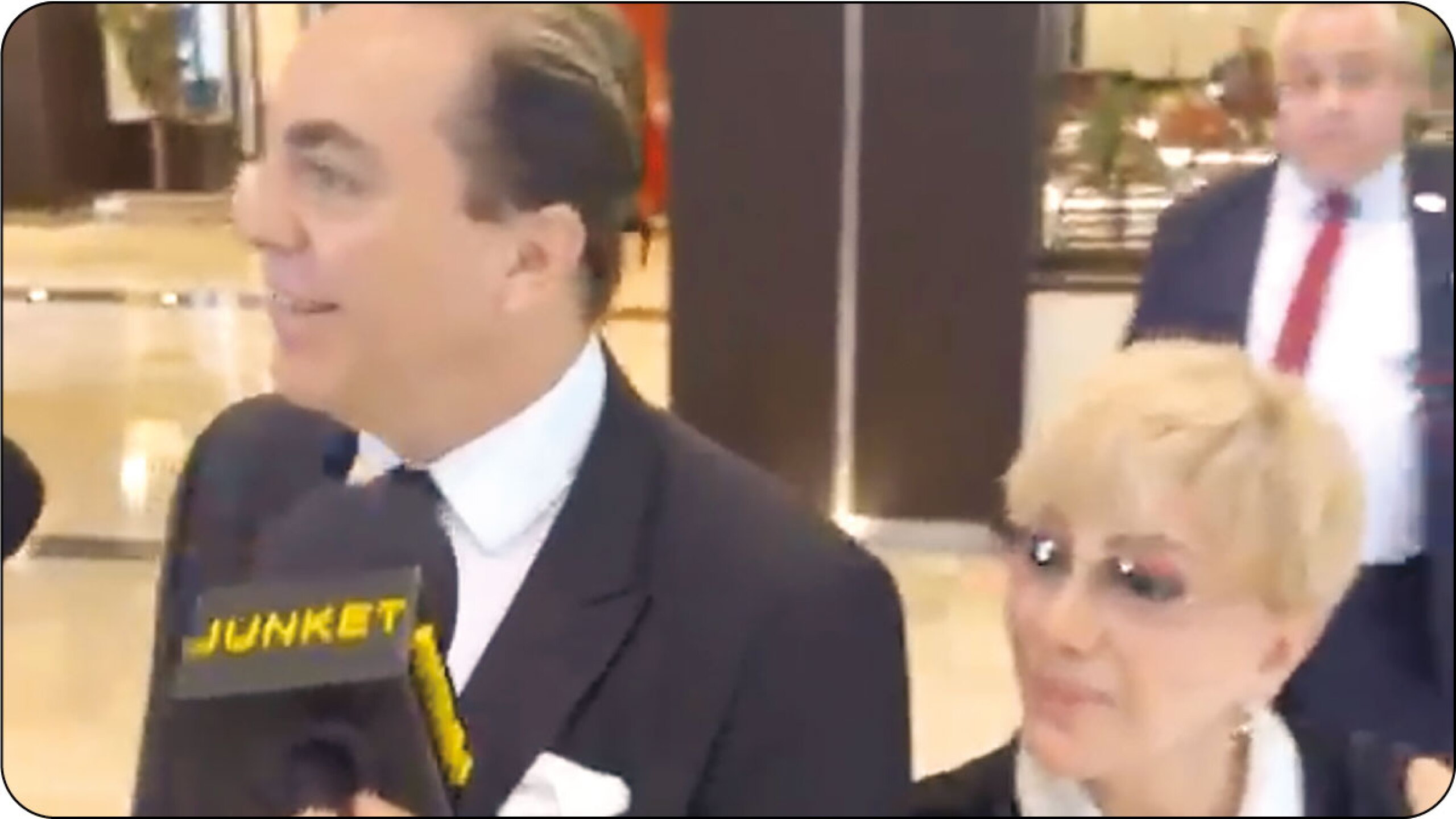 Cristian Castro y Betty Castro en graduación del cantante