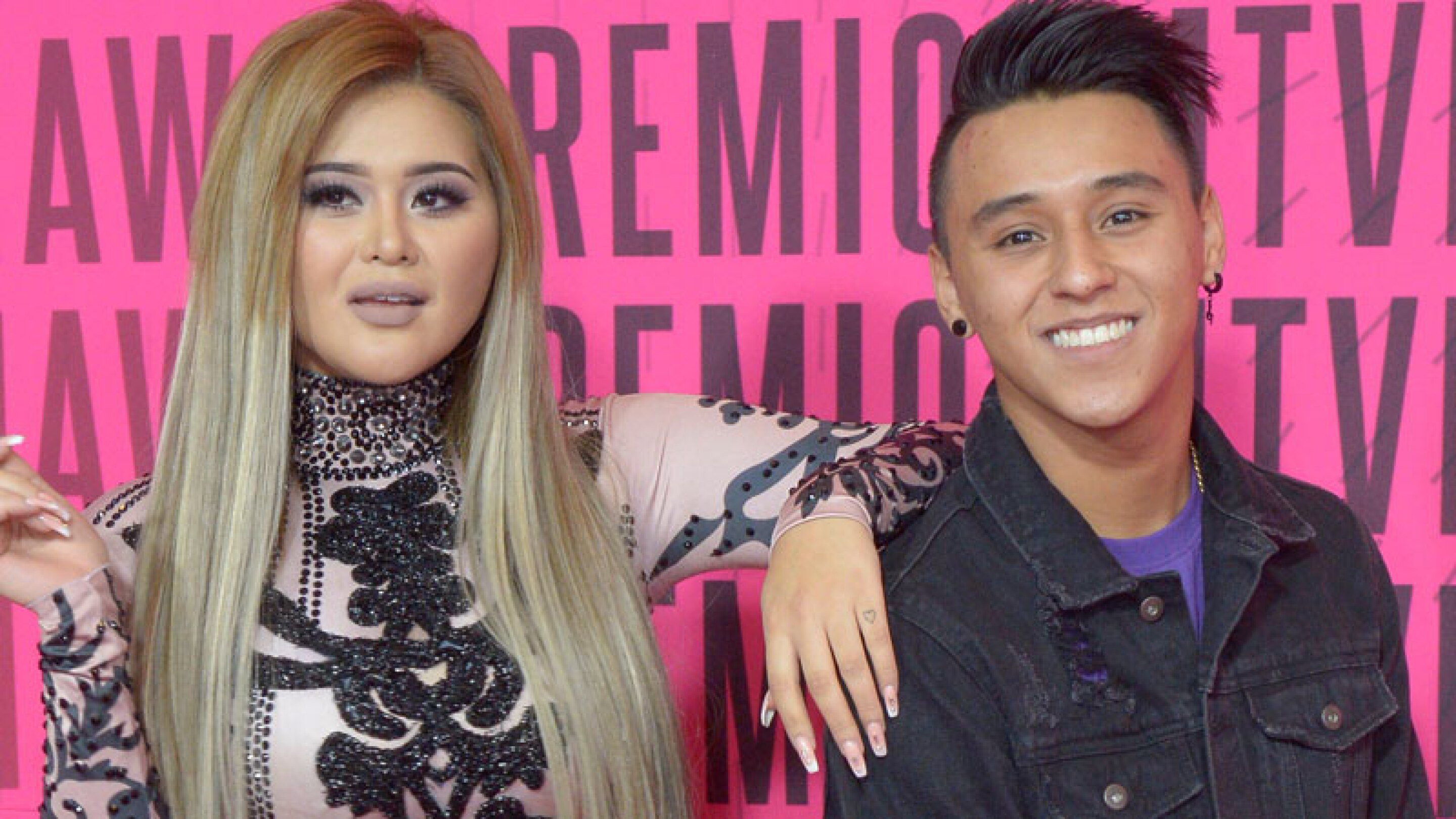 Lapizito comparte triste noticia y se viste de luto