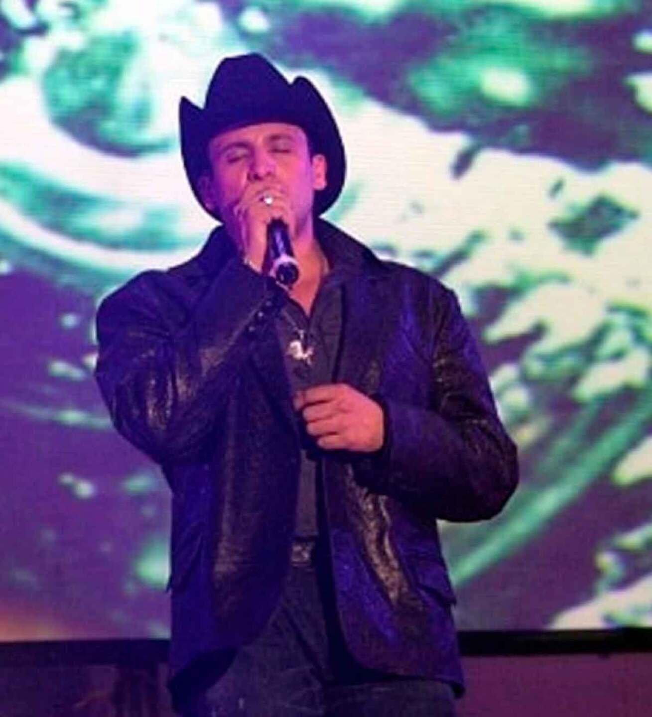 Valentín Elizalde en concierto