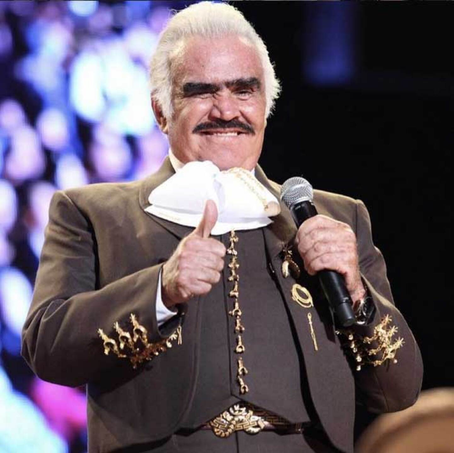 Vicente Fernández salio acompañado de su esposa