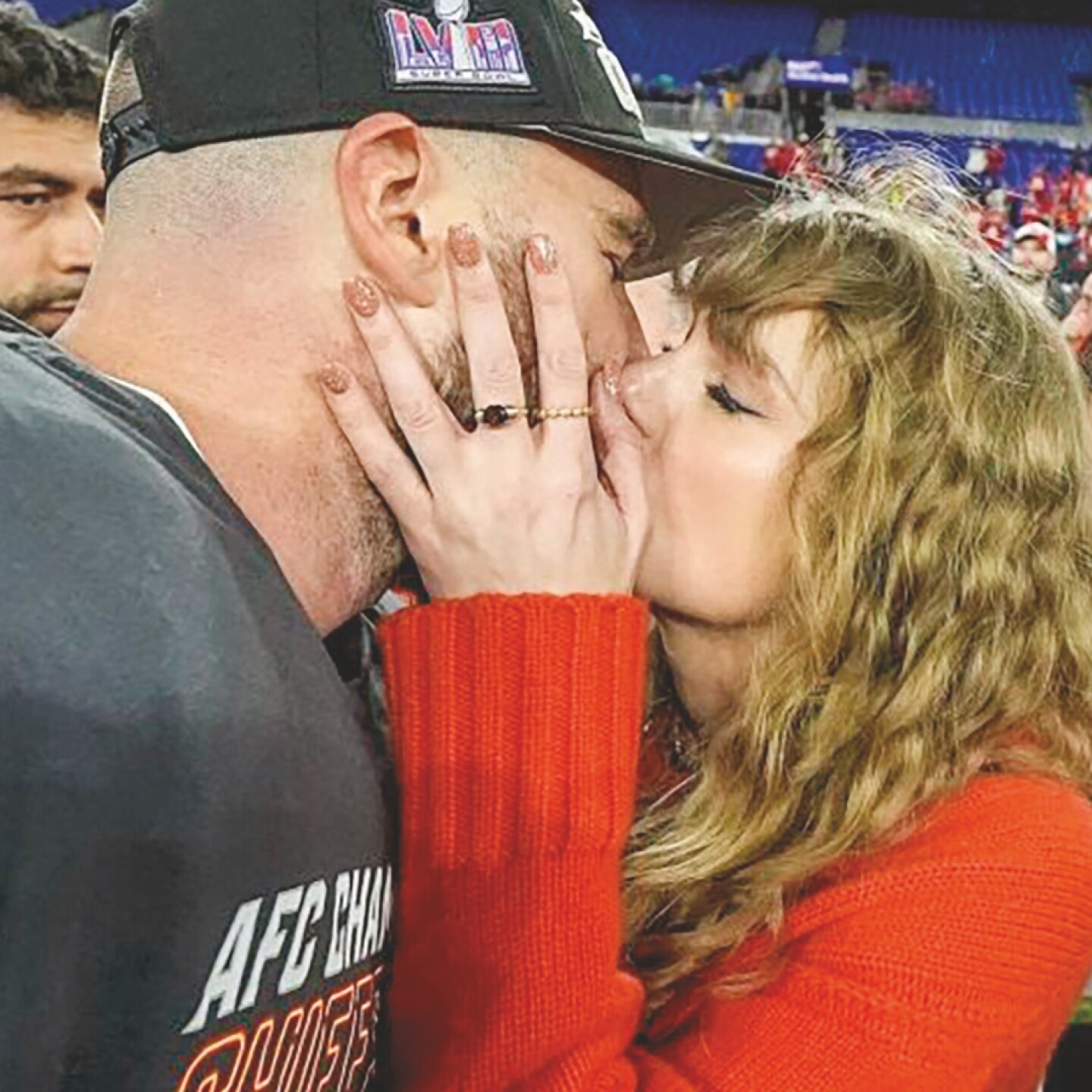 Taylor Swift beso Travis Kelce