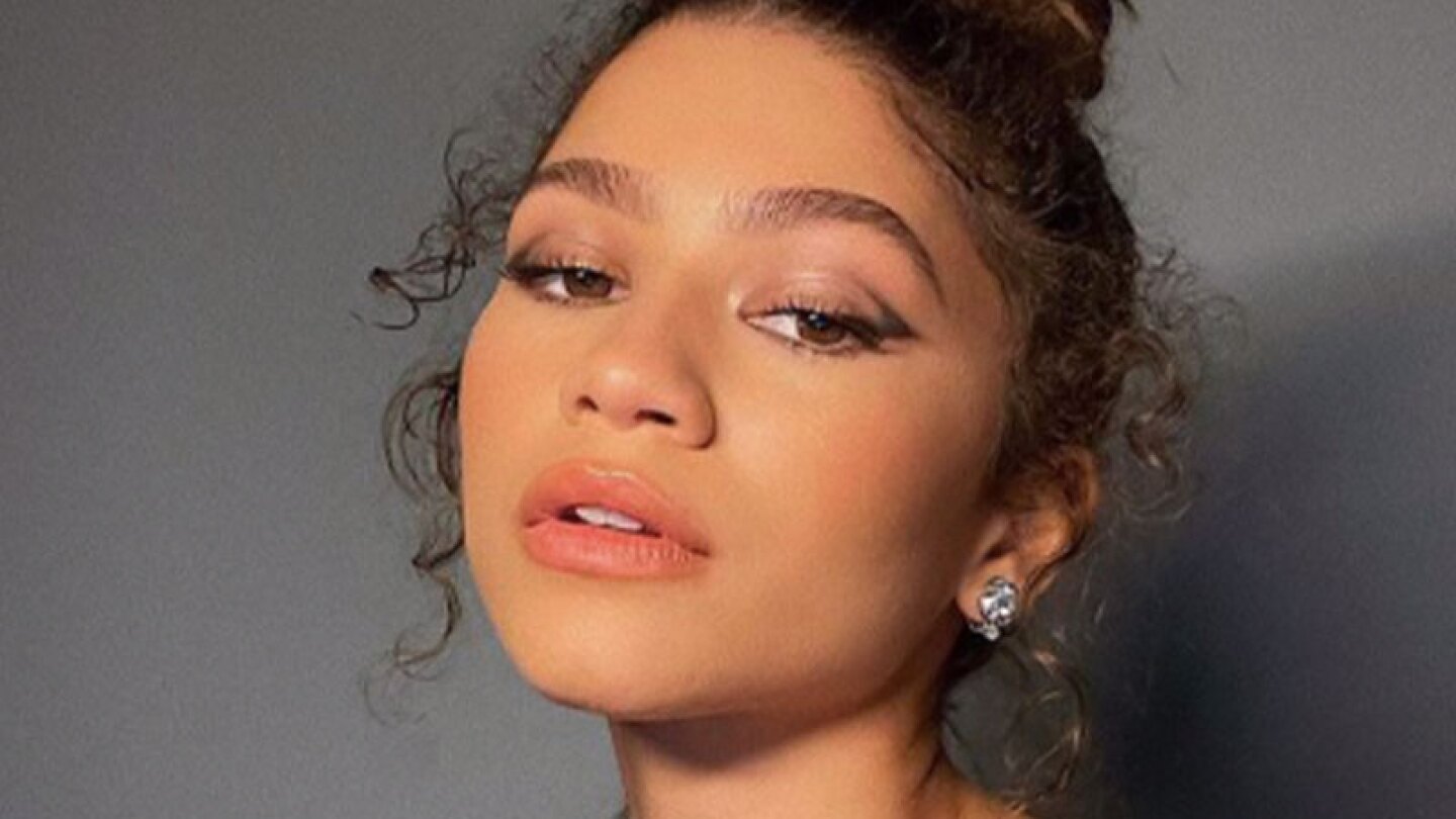 Zendaya estrena nuevo look y luce espectacular.