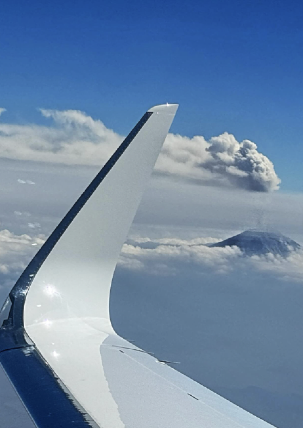 Avión con Popocatépetl de fondo