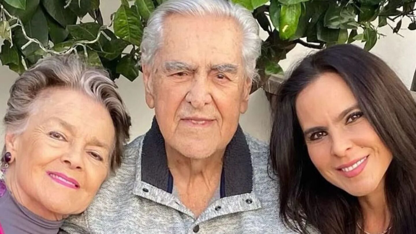 Kate del Castillo celebra con sus padres su 55 aniversarios de casados