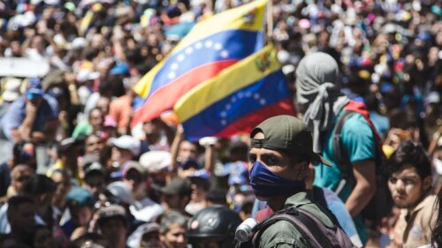 Venezolanos en otros países mostraron su apoyo a Guaidó, manifestándose frente a las embajadas de su país.