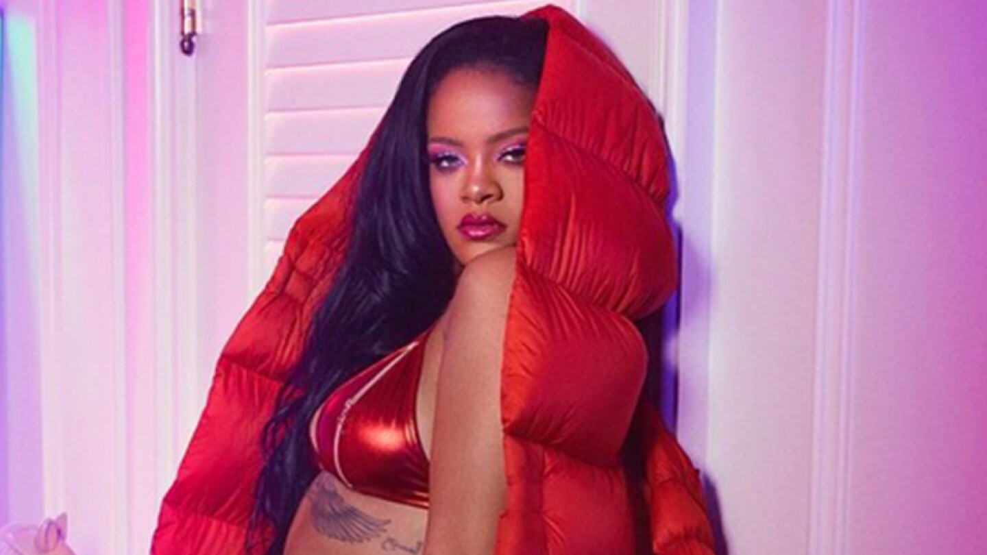 Rihanna posa con joyeria religiosa