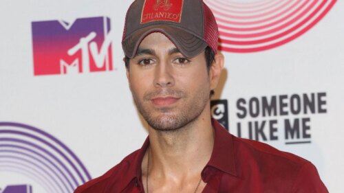 Enrique Iglesias dice que el sí aceptaría a Javier Sánchez como su hermano.