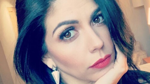 África Zavala muestra su pancita en televisión