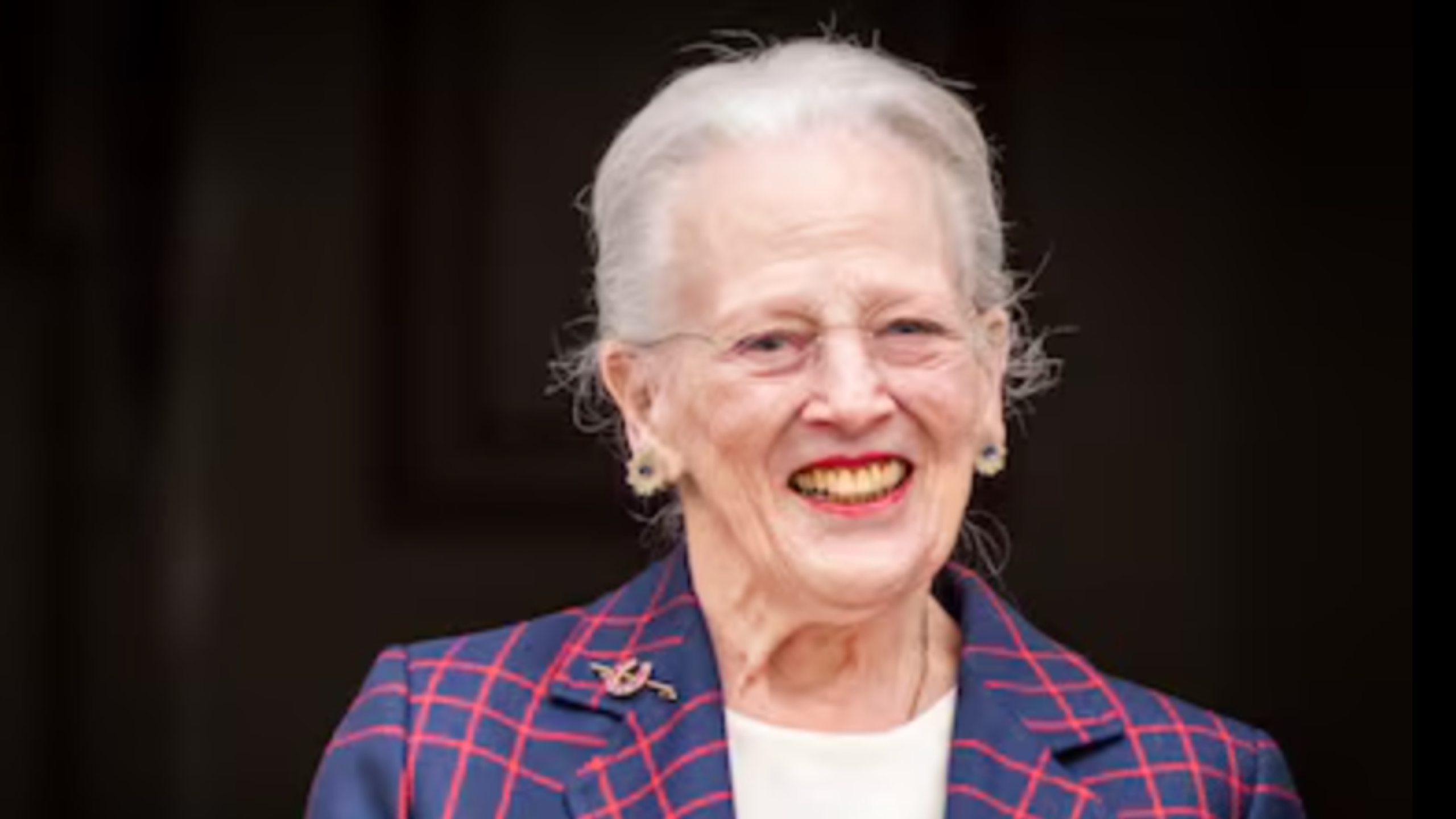 Reina Margarita II es hospitalizada de emergencia