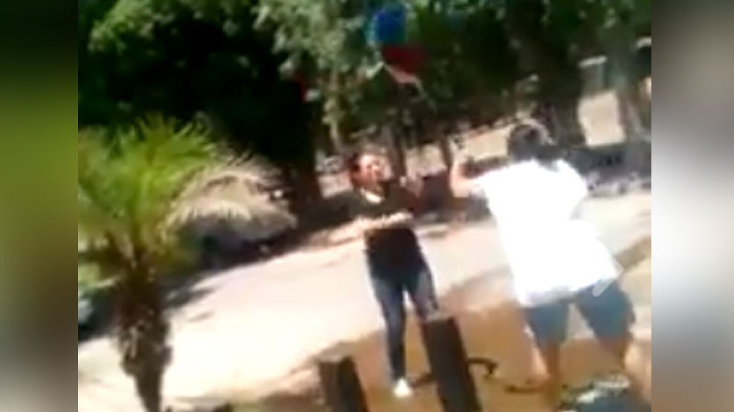 Mujeres pelean a escobazos y sea hacen virales