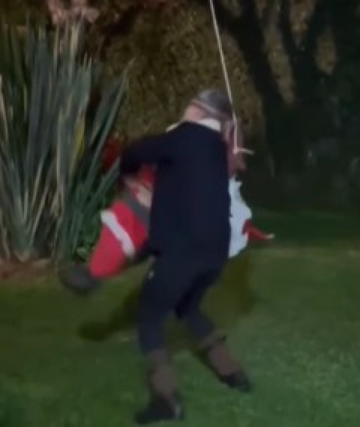 Alejandro Fernández se le va con todo a una piñata de Santa Claus en una posada ¿Scrooge eres tú?