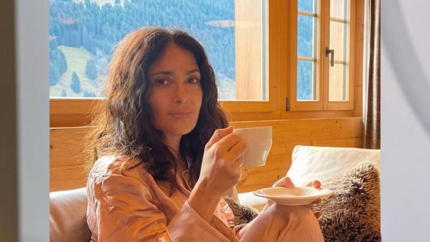 Salma Hayek responde a señora que la crítica por llamarle “muñeco” al “niño Dios” de la rosca