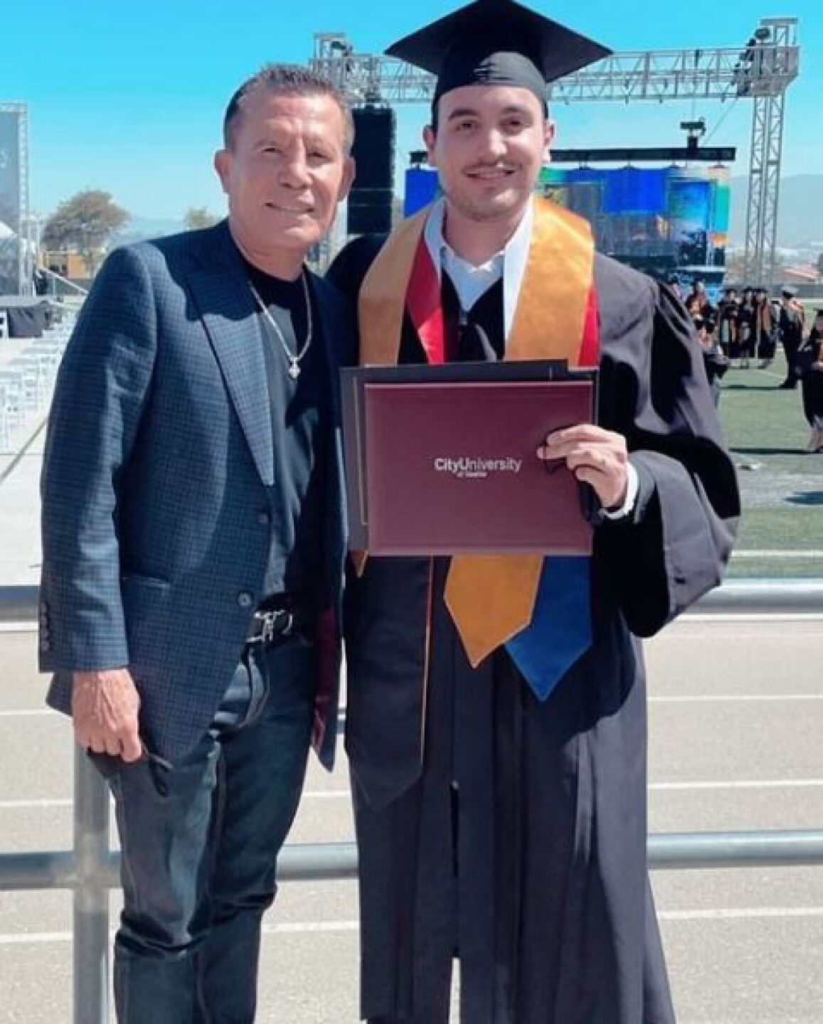 Julio César y su hijo menor.