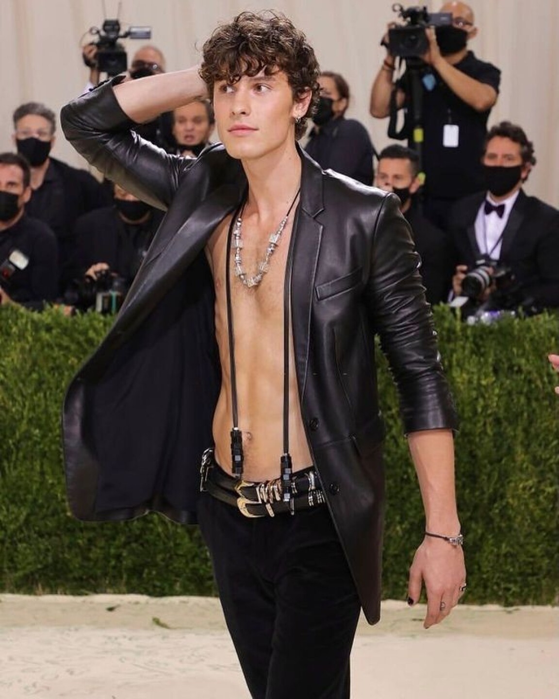 ¿Nuevo romance? Shawn Mendes es captado en las calles con una misteriosa mujer de 50 años