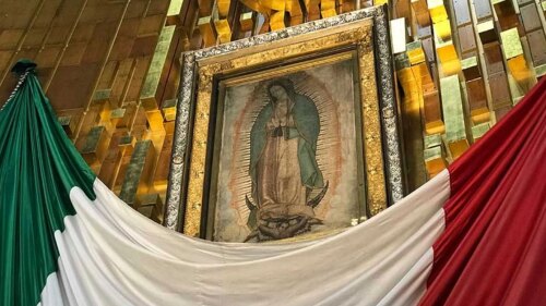 Virgen de Guadalupe con bandera mexicana