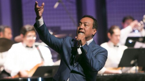 Con esto Carlos busca celebrar a lo grande sus 43 años de carrera artística.