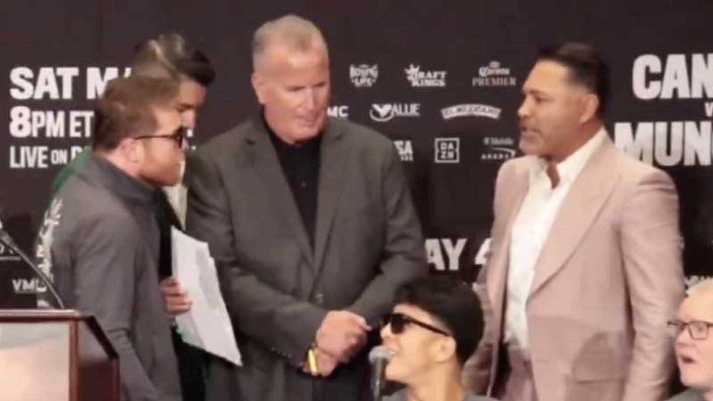 Canelo y Oscar de la Hoya pelito en conferencia de prensa
