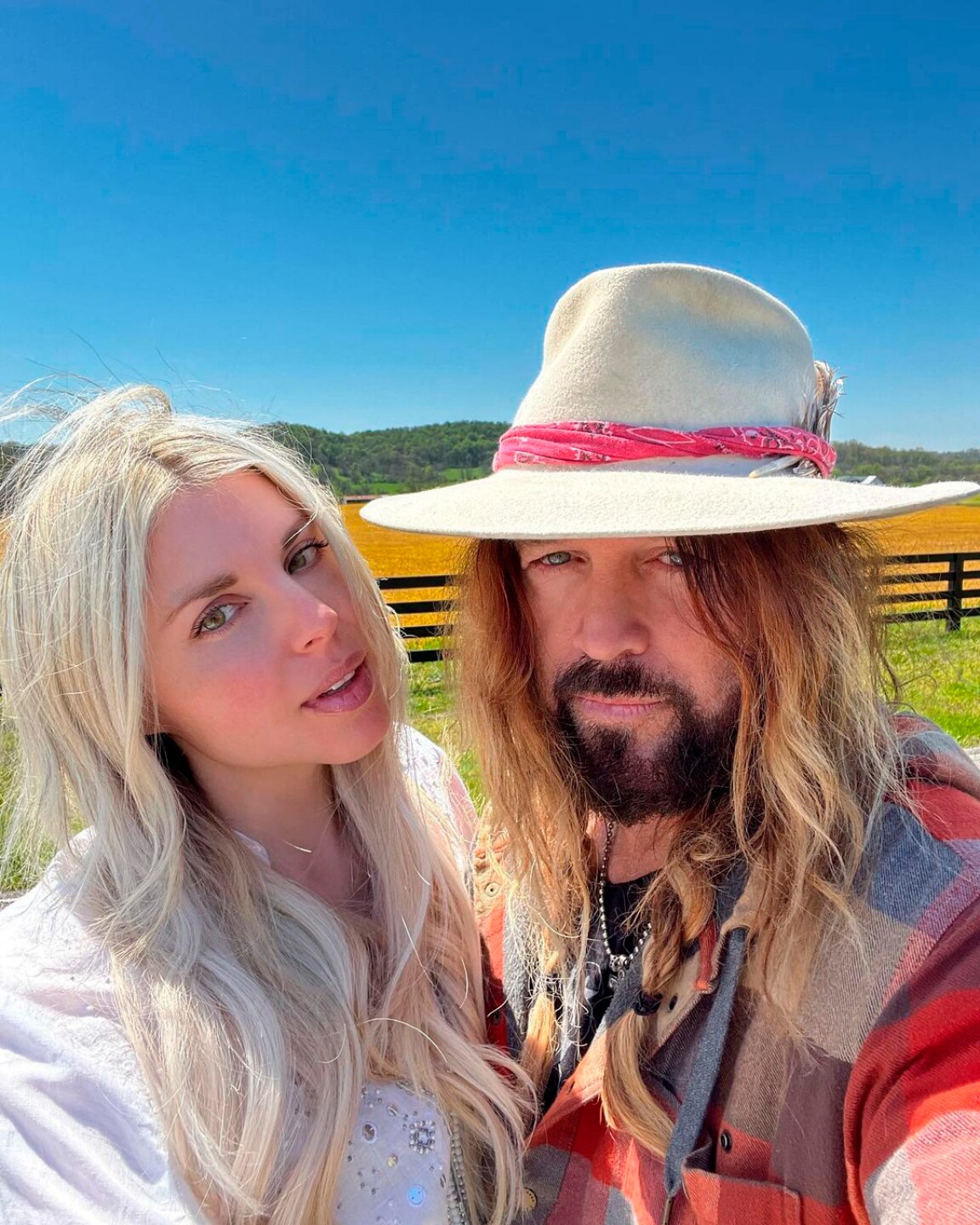 Padre de Miley Cyrus está comprometido con joven de 34 años