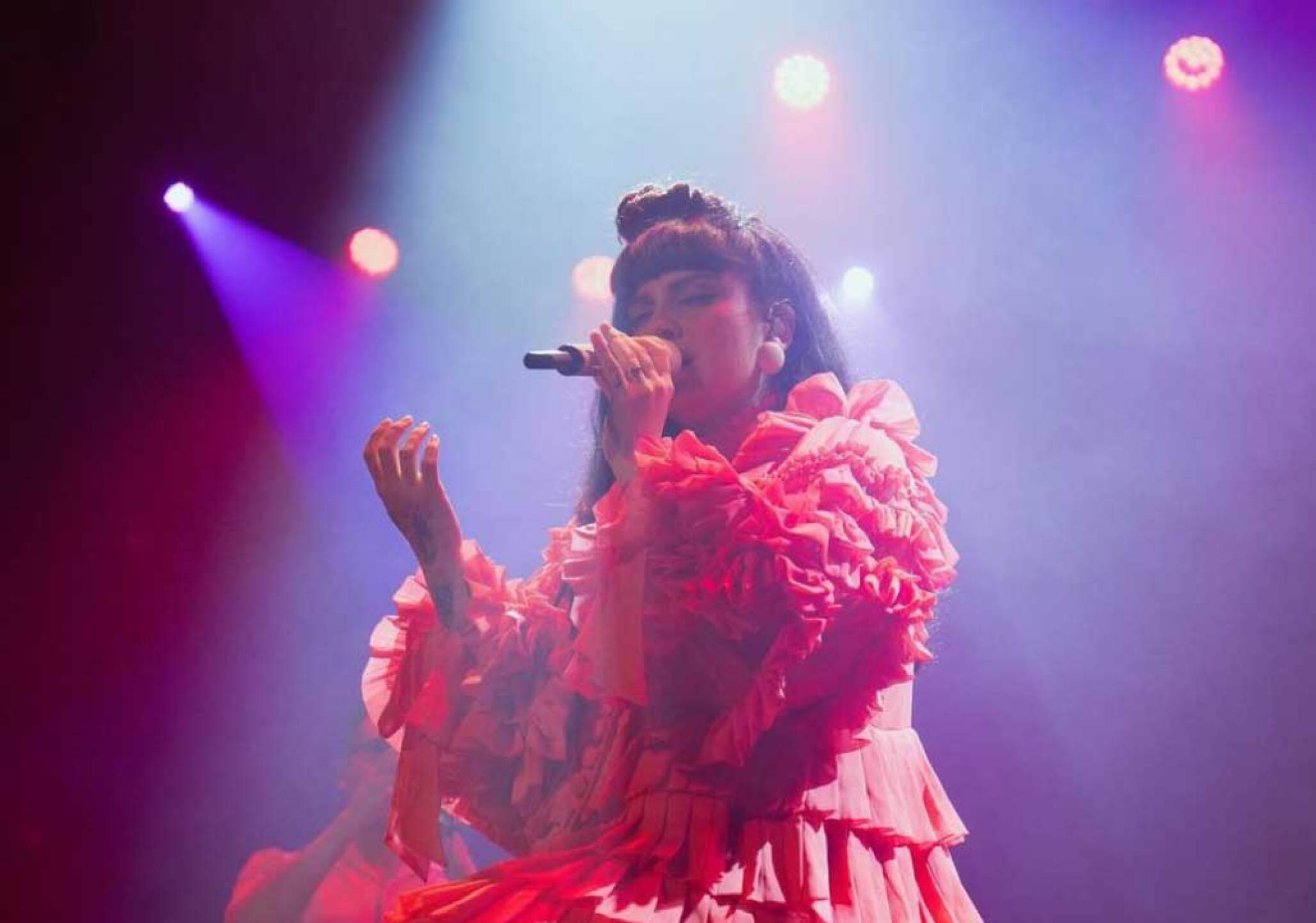 Mon Laferte impresiona con el tamaño de su pancita de embarazo
