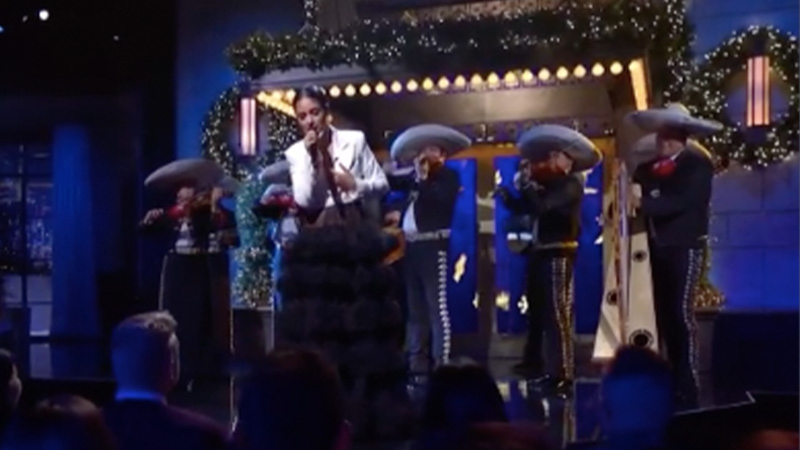 La bella famosa impactó con un increíble atuendo, que incluía una falda negra con extravagantes holanes.