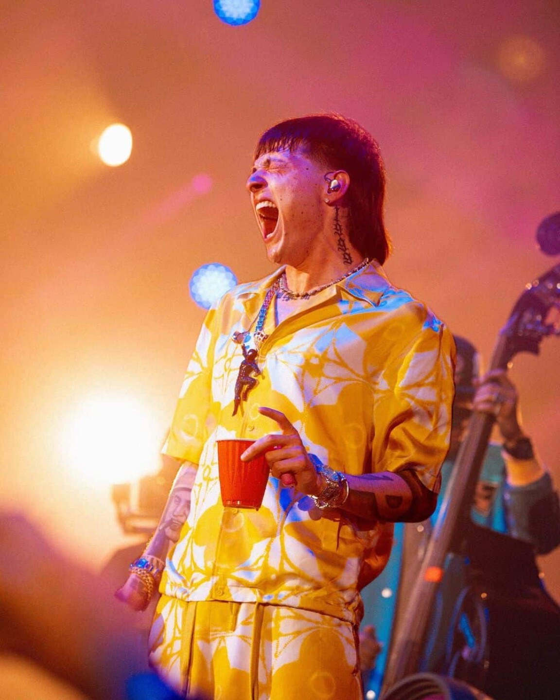 Peso Pluma en plena presentación gritando