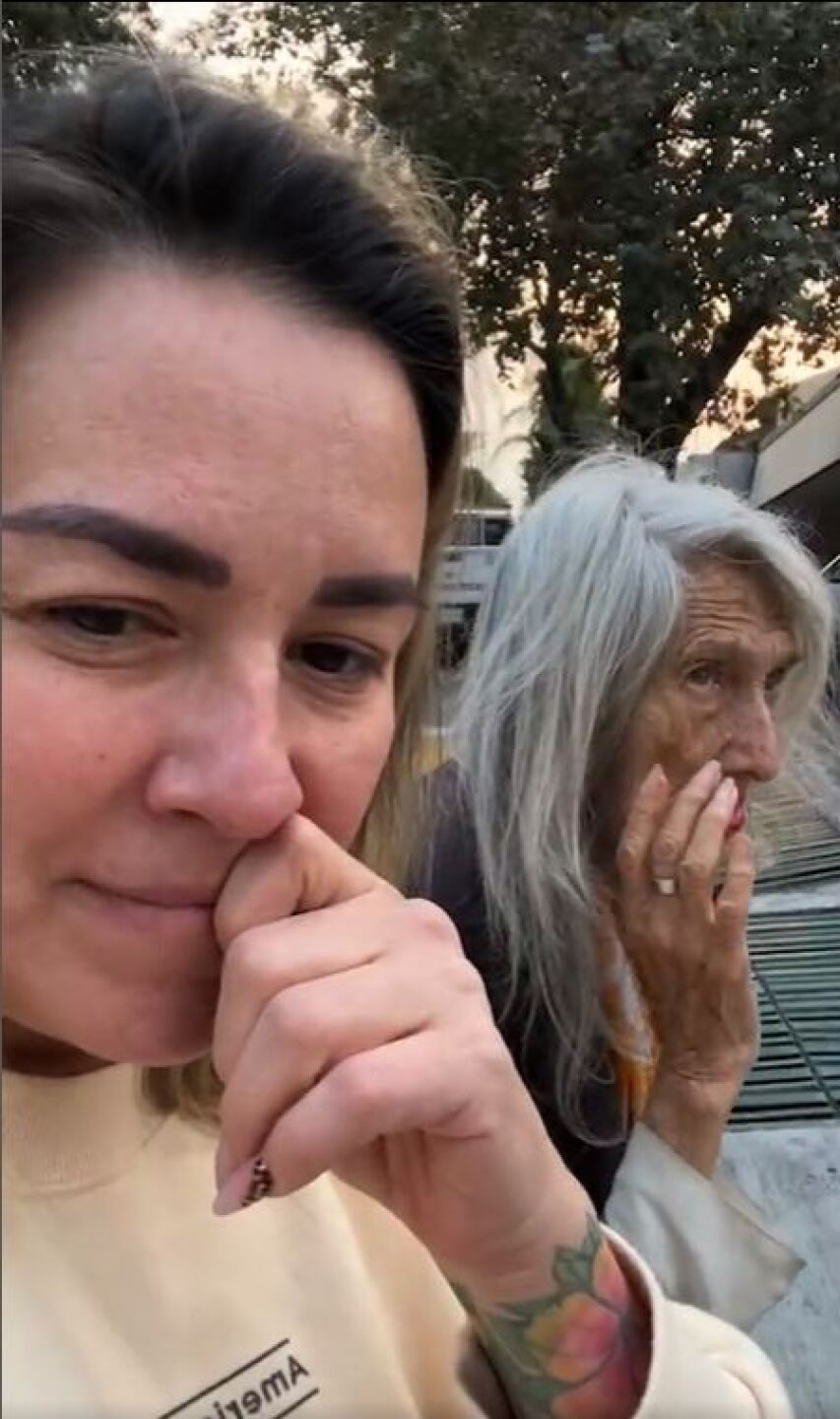 María José ayuda a abuelita perdida en CDMX; termina llorando