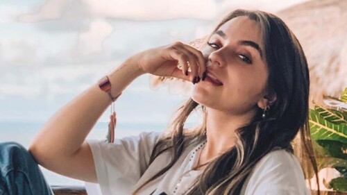 Sofía Castro posa en sexy bikini de leopardo