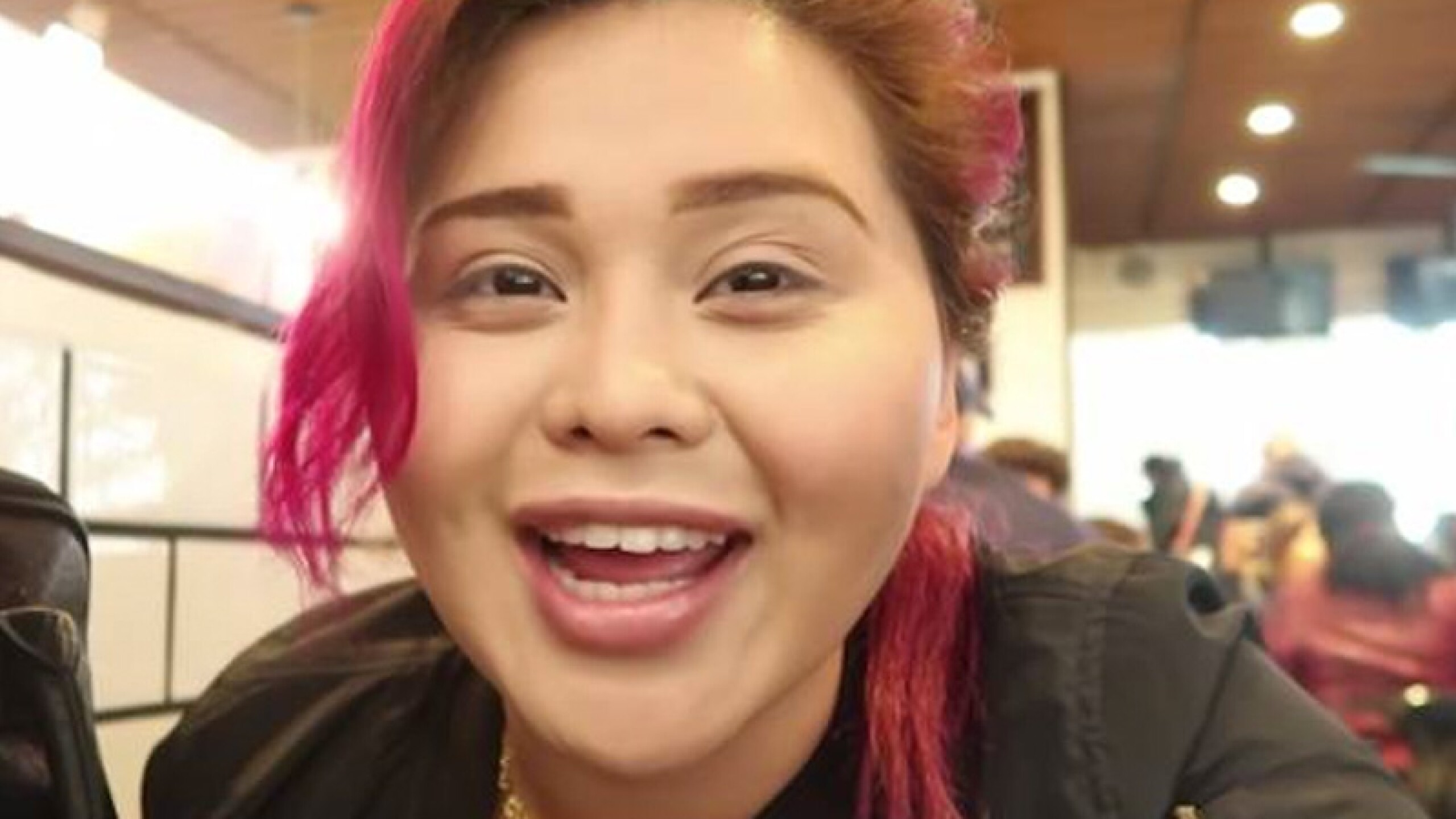 Gomita regresa a YouTube con unos kilos de más