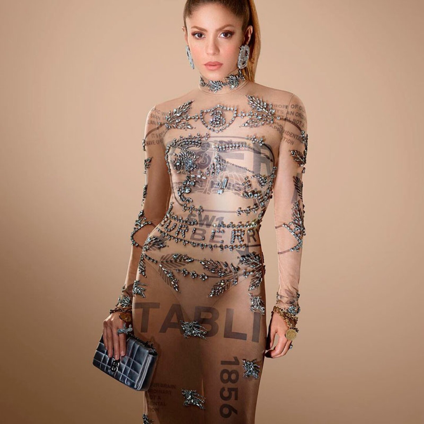 Piqué con vestido de pedrería