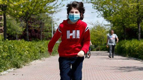 España deja salir a los niños