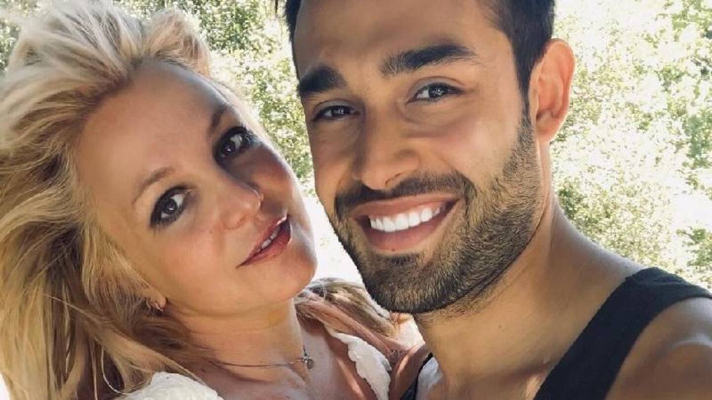 Novio de Britney sube la temperatura