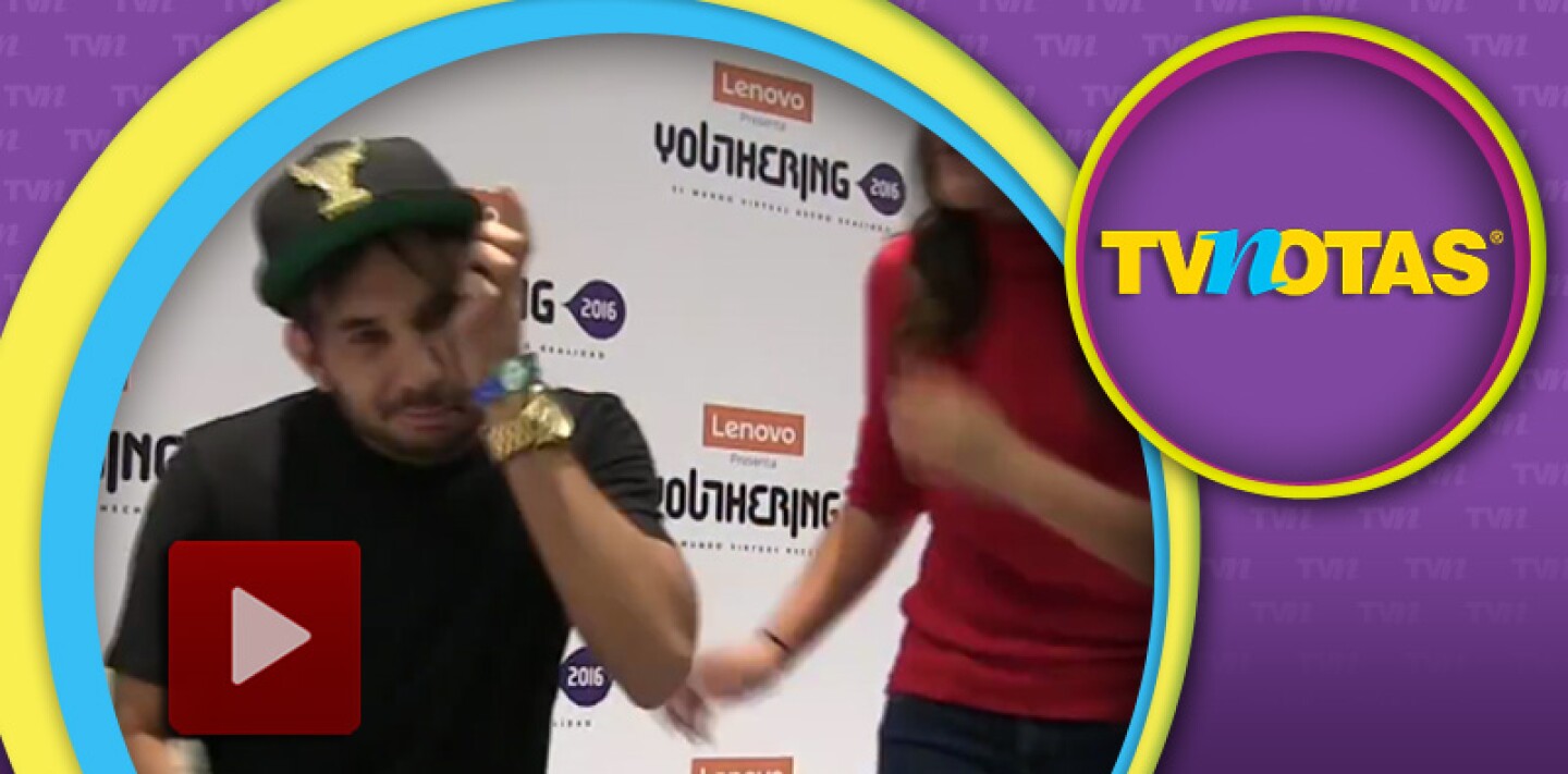 Werevertumorro imita a vocalista de Panda y se limpia besos de sus seguidoras.
