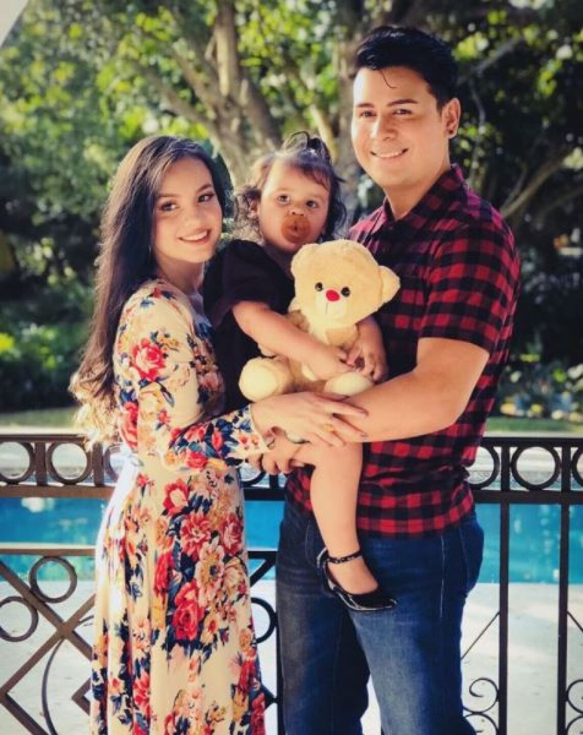 Tienen una hija pequeña.