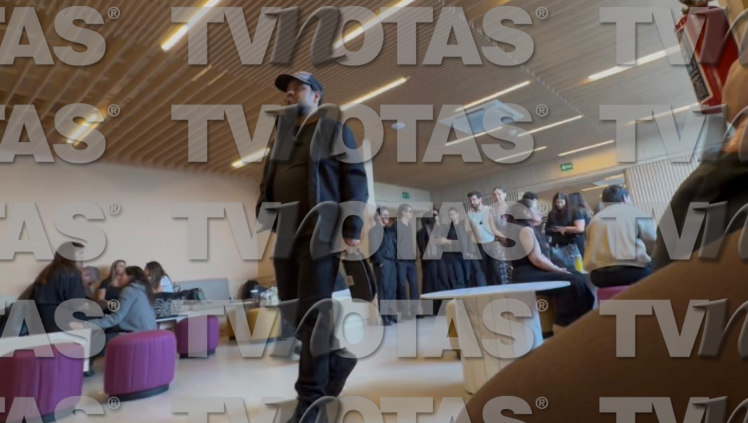 Interior del funeral de Jonathan Meléndez y su familia