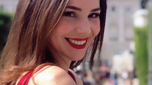Camila Sodi se muestra con embarrad0 vestido blanco