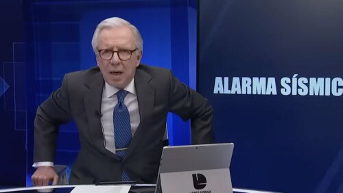 Joaquín López Dóriga reaccionando a la alarma sísmica en pleno programa