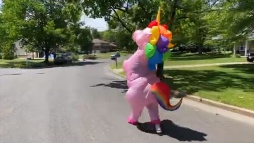 Abuelita se disfraza de unicornio.