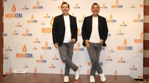 Yordi Rosado con su figura de cera